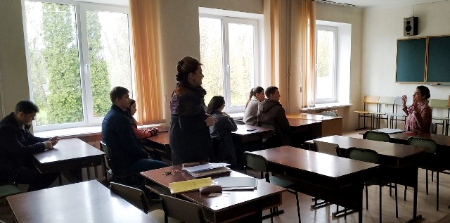 Студенти уважно слухають матеріал